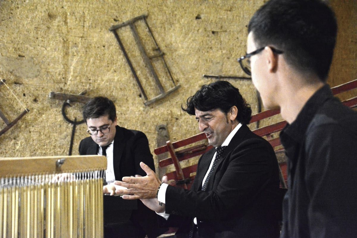 Evaristo Cuevas al cante durante Cantes de Pascua