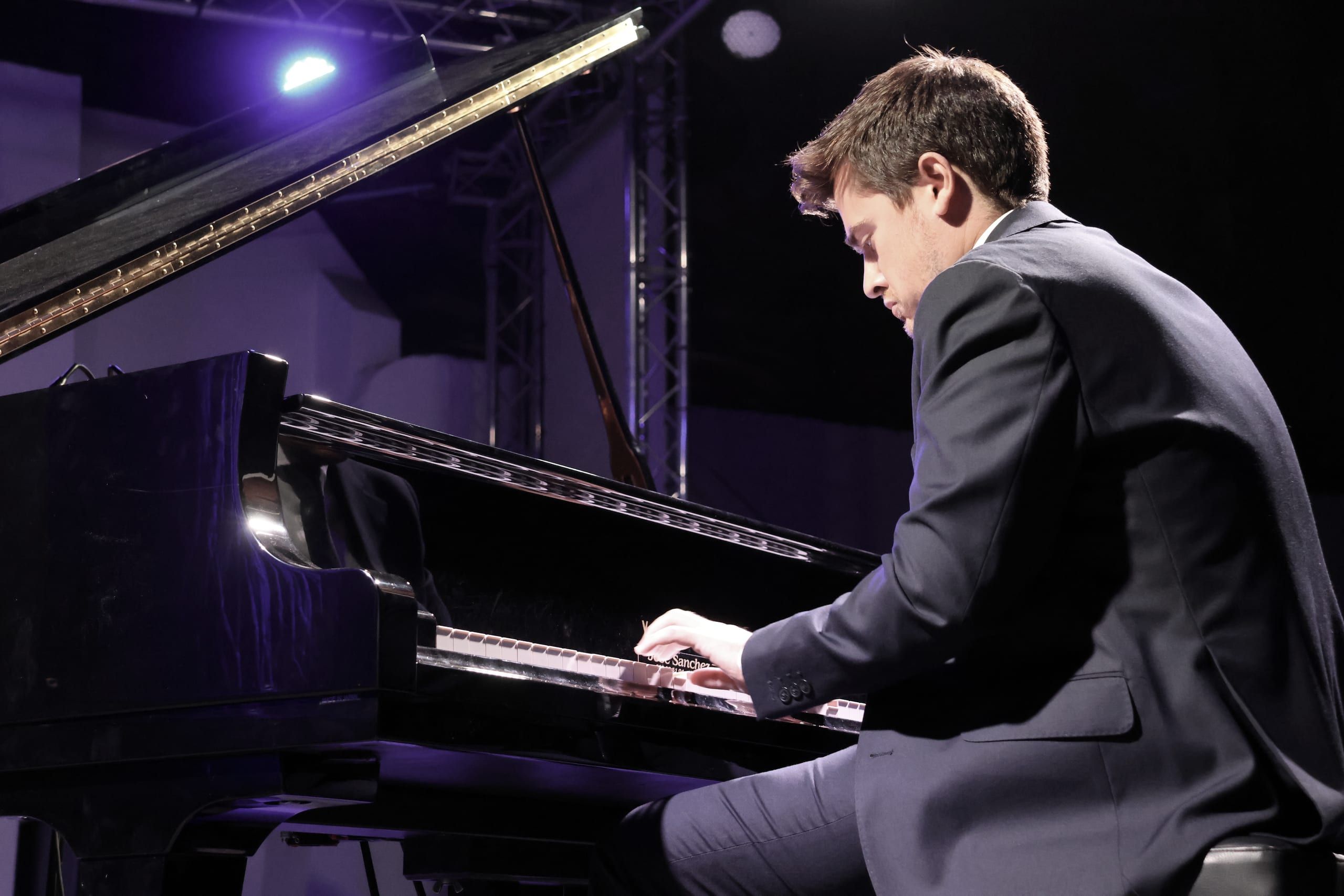 Javier Cecilia al piano de cola durante SincerARTE, iluminado por la luz de escena