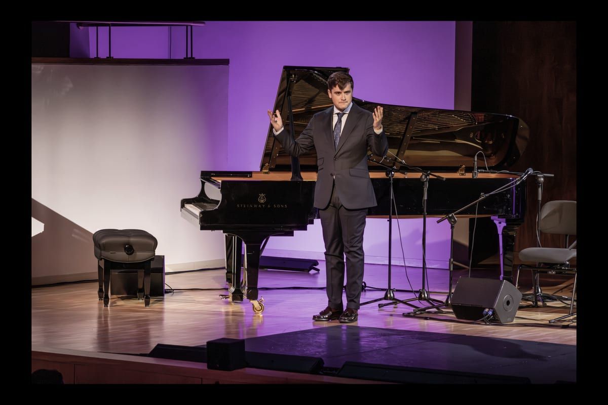 Javier Cecilia saludando junto a un piano Steinway al final de un recital